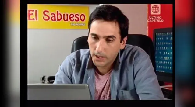 Manolo lee que Leonardo salió de prisión. 