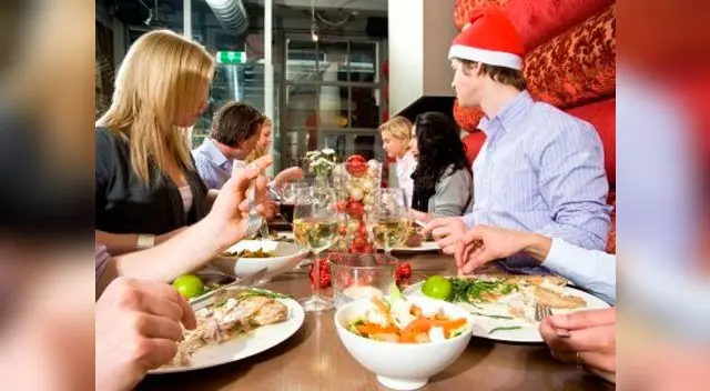 Consume un vaso de agua por cada toma de una bebida alcohólica. Consume un vaso de agua por cada toma de una bebida alcohólica.