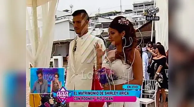 Shirley Arica y Rodney Pío ante el altar.