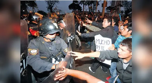 Manifestantes pidieron dar marcha atrás al gobierno y derogar polémica norma. Manifestantes pidieron dar marcha atrás al gobierno y derogar polémica norma.