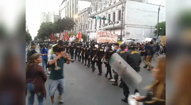 PNP resguarda a manifestantes.