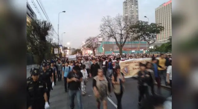 Recorrido de protestantes por la avenida Wilson.
