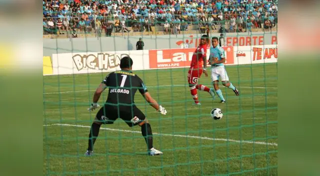 La pelota está por llegar a la red y Chávez comienza a celebrar ante la angustia de Erick Delgado y el panameño Cumming, que no pudo tapar el remate. La pelota está por llegar a la red y Chávez comienza a celebrar ante la angustia de Erick Delgado y el panameño Cumming, que no pudo tapar el remate.