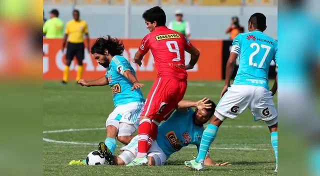 Cazulo y Revoredo despojan del balón a Pacheco. Lobatón está cerca. Cazulo y Revoredo despojan del balón a Pacheco. Lobatón está cerca.