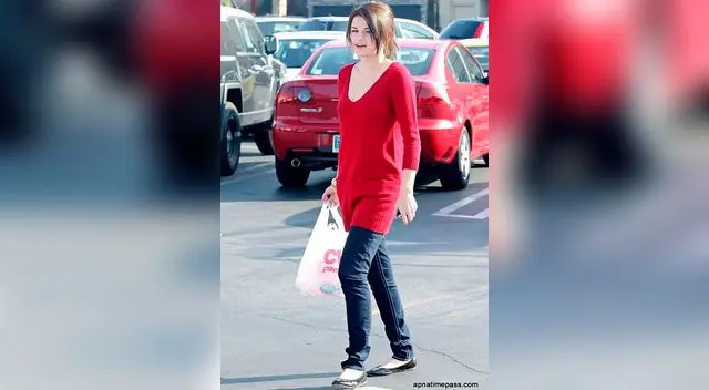 Los looks de Selena Gomez, Ariana Grande y Taylor Swift que puedes copiar para Navidad.