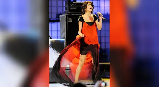 Los looks de Selena Gomez, Ariana Grande y Taylor Swift que puedes copiar para Navidad.