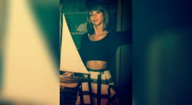 Los looks de Selena Gomez, Ariana Grande y Taylor Swift que puedes copiar para Navidad.