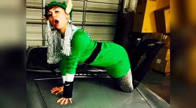 Miley Cyrus posa vestida de sexy elfo por Navidad (FOTOS)