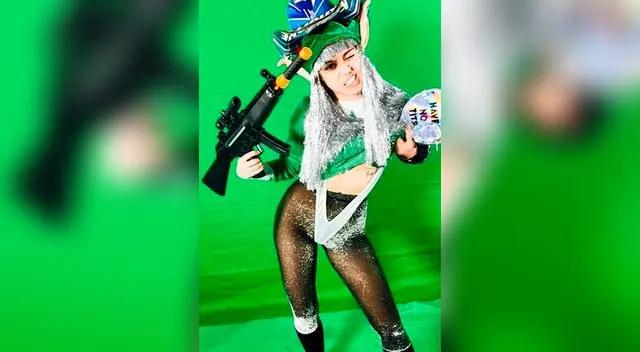 Miley Cyrus posa vestida de sexy elfo por Navidad (FOTOS)