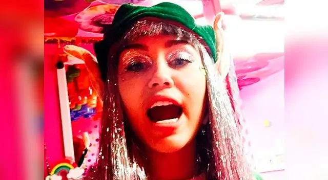Miley Cyrus posa vestida de sexy elfo por Navidad (FOTOS)