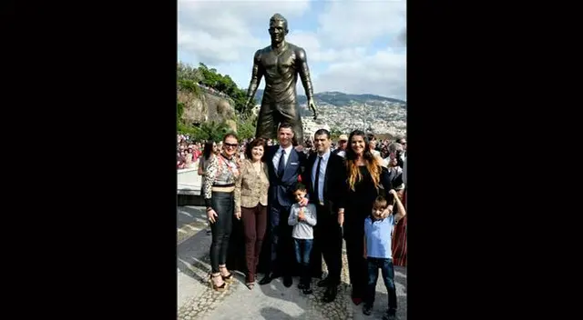 Cristiano Ronaldo saluda a su estatua y le sacan video. 