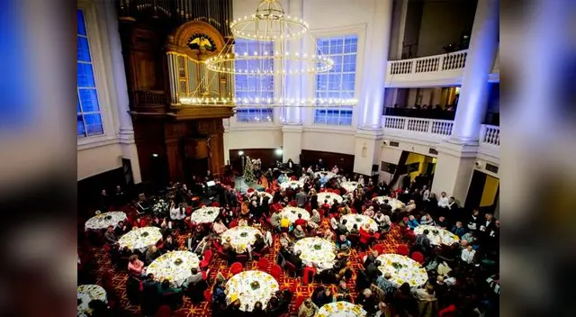 El mundo vive la Navidad desde distintos puntos de vista (Cena para pobres en Holanda).