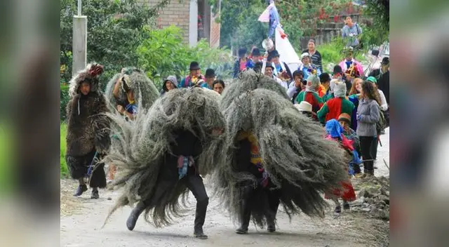 El mundo vive la Navidad desde distintos puntos de vista  (Niños indígenas danzando en Ecuador).