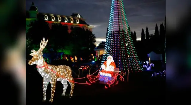 El mundo vive la Navidad desde distintos puntos de vista (Estructura de Papa Noel en Sudáfrica).