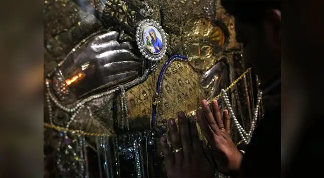 El mundo vive la Navidad desde distintos puntos de vista (Mujer rezando en la Basílica de Belén, en Cisjordania). .