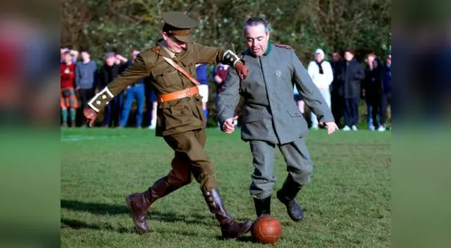 El mundo vive la Navidad desde distintos puntos de vista (Recreación del partido entre Alemania y Gran Bretaña durante tregua por Navidad en la Primera Guerra Mundial)