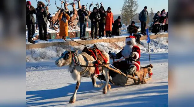 El mundo vive la Navidad desde distintos puntos de vista (Hombre vestido de Papa Noel en desfile por festival al norte de China)