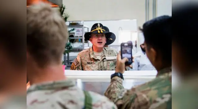 El mundo vive la Navidad desde distintos puntos de vista (Soldado estadounidense en la cena de Navidad en Afganistán.