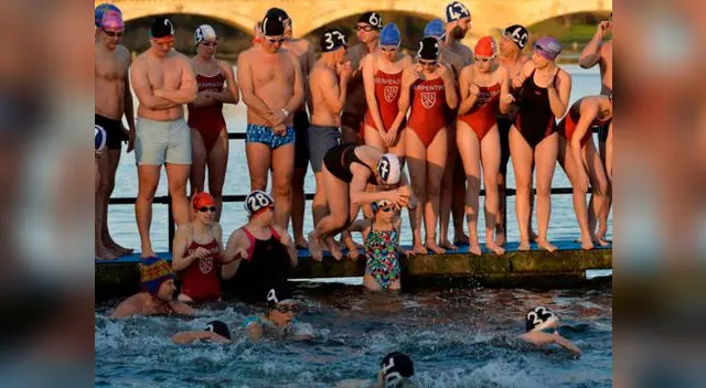 El mundo vive la Navidad desde distintos puntos de vista (jóvenes inician carrera de nado en Hyde Park).