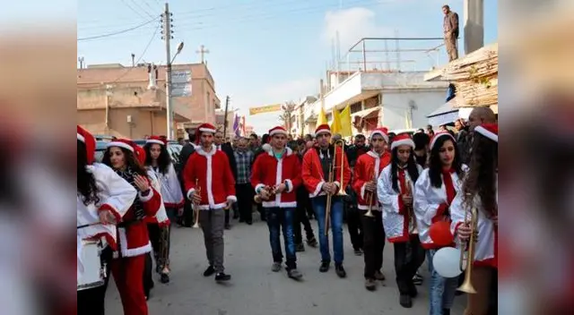 El mundo vive la Navidad desde distintos puntos de vista (jóvenes sirios tocan música con trajes navideños).
