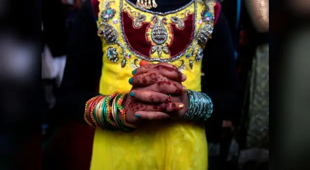 El mundo vive la Navidad desde distintos puntos de vista (joven reza en Peshawar).