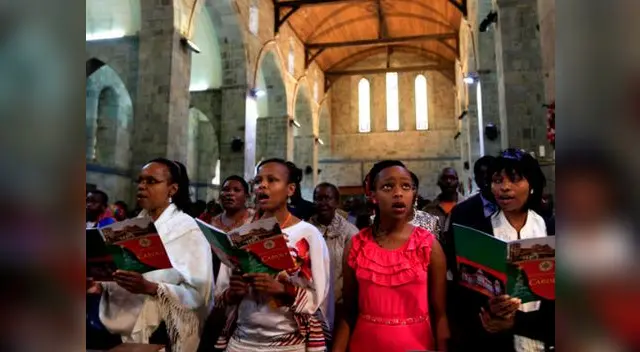 El mundo vive la Navidad desde distintos puntos de vista (Fieles cristianos cantan himnos en Kenia).