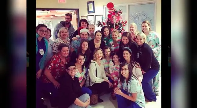 Jennifer Lawrence llevó alegría a niños internados en un hospital por Navidad. Jennifer Lawrence llevó alegría a niños internados en un hospital por Navidad.