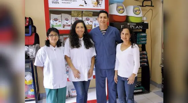 Junto a su gran equipo atiende con cariño y esmero a los animales.