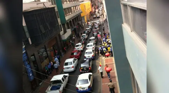 Trabajadores protestando frente al Servicio de Administración Tributaria (SAT). Trabajadores protestando frente al Servicio de Administración Tributaria (SAT).