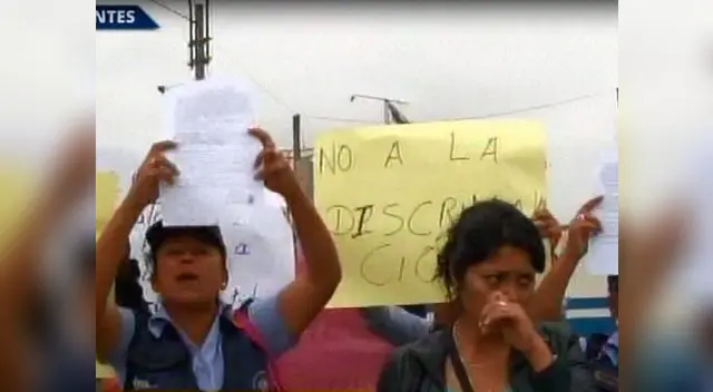 Con carteles en mano, un grupo de miembros del serenazgo piden que respeten su contrato, el cual vence el 31 de enero, de acuerdo con los papeles que mostraron.
