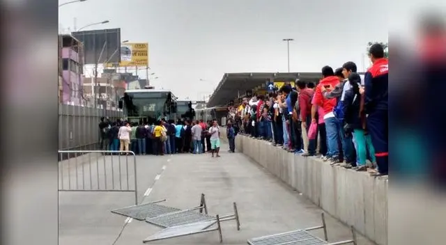 Pasajeros obstruyeron el paso de los buses.
