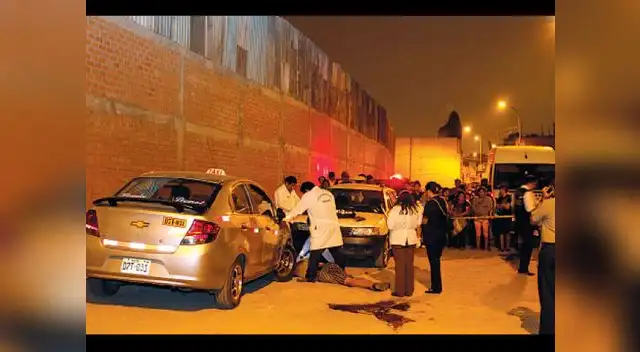 Las tres víctimas fueron atacadas sorpresivamente por criminales que actuaron en un desolado callejón donde sus cuerpos quedaron tirados en el piso. Las tres víctimas fueron atacadas sorpresivamente por criminales que actuaron en un desolado callejón donde sus cuerpos quedaron tirados en el piso.