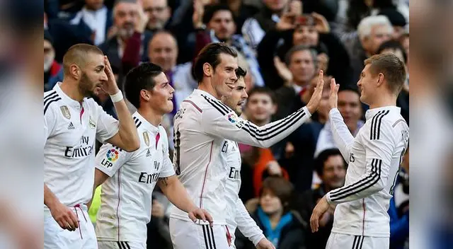 Bale es felicitado por sus compañeros por el gol que anotó. Bale es felicitado por sus compañeros por el gol que anotó.