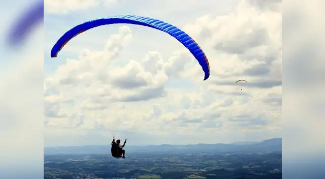 Lima tiene un privilegiado punto de vuelo en parapente. Se trata de los acantilados de la Costa Verde.