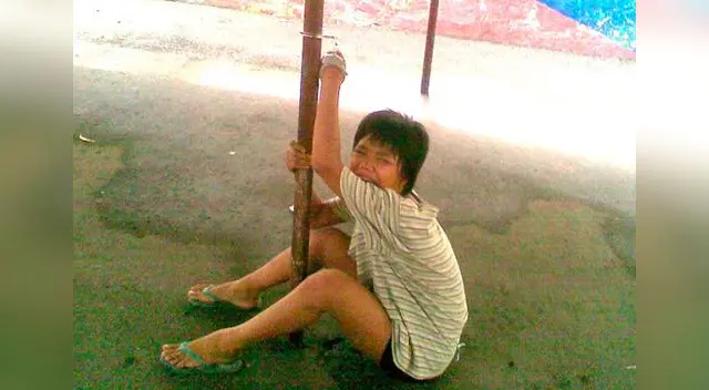 Niños enjaulados para embellecer la ciudad. 