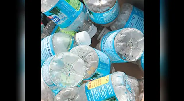 El plástico no desaparece del planeta, solo se transforma. ¡Reciclémoslo! El plástico no desaparece del planeta, solo se transforma. ¡Reciclémoslo!