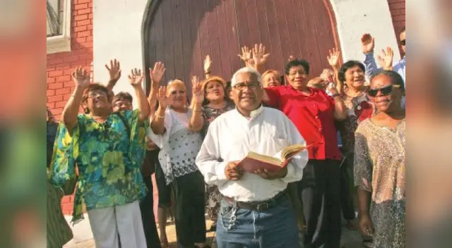 Decenas de fieles en la Urb. San Fernando apoyan al padre Torres.