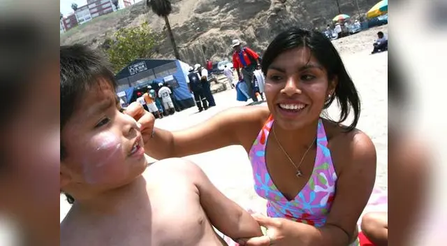 Toma nota: Los tomates en rodajas no son el mejor remedio casero para las quemaduras solares ya que poseen ácido, por lo que se recomienda el pepino.