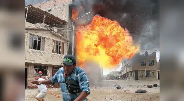 Un morador escapa en el momento preciso que estalla uno de los balones de gas en el depósito clandestino y donde murieron 3 personas.