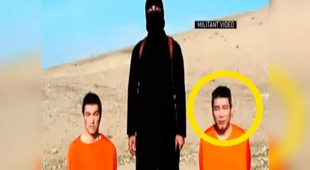 Kenji Goto y Haruna Yukawa en el video que presentó el estado islámico. La persona del centro sería un extramista.