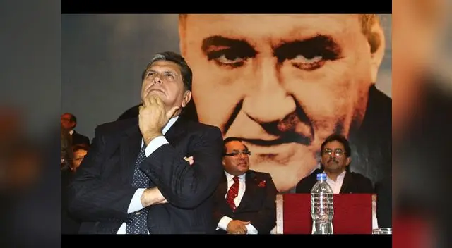 Programa sacó documentos que probarían seguimiento a ex presidente.