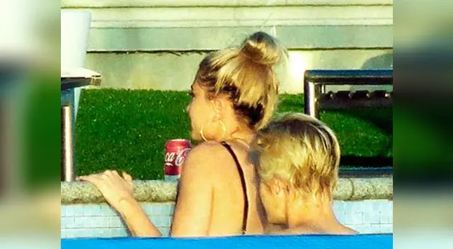 Justin Bieber se le acercó al extremo en varias ocasiones a su atractica acmopañante.