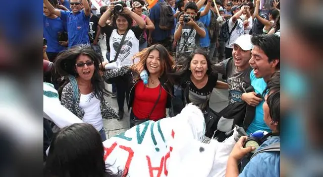 Estudiantes festejaron en la plaza San Martín, donde se realizó una simbólica vuelta olímpica. Estudiantes festejaron en la plaza San Martín, donde se realizó una simbólica vuelta olímpica.