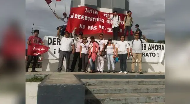 Llegaron para festejar en plaza de armas de diferentes ciudades y se dieron un duchazo. Llegaron para festejar en plaza de armas de diferentes ciudades y se dieron un duchazo.