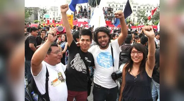 Jóvenes se congregaron en plaza san martín, donde dieron rienda suelta a la algarabía. Jóvenes se congregaron en plaza san martín, donde dieron rienda suelta a la algarabía.