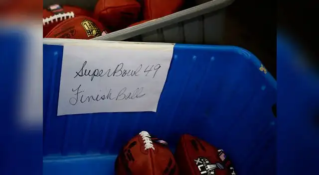 Dos balones listos para ser usados en el "Super Bowl"