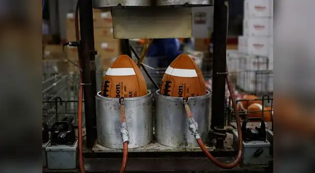 Los balones son sometidos a pruebas de presión de aire