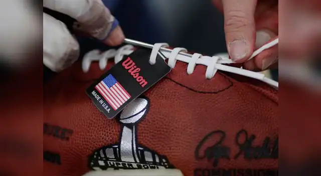 Puesta de los cordones blancos para concluir la fabricación del balón