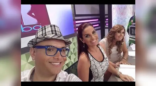 Se despidieron riendo. Se despidieron riendo.