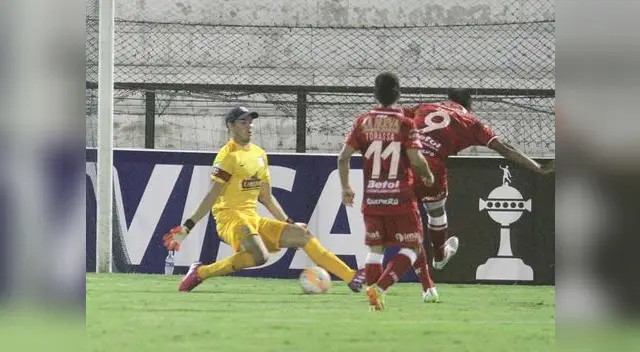 El primer gol de los argentinos. La pelota pasa por entre las piernas de Forsyth. Igual sucedió en el tercer gol. ¿Calienta Butrón? El primer gol de los argentinos. La pelota pasa por entre las piernas de Forsyth. Igual sucedió en el tercer gol. ¿Calienta Butrón?
